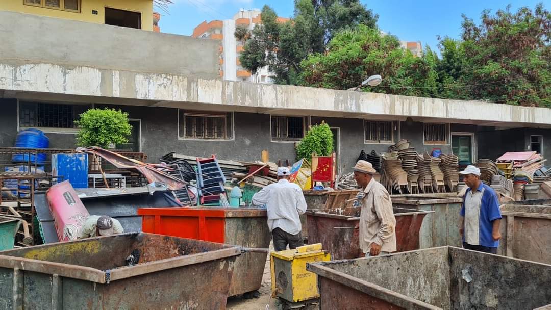 جانب من حملة إصلاح وصيانة واستعدال صناديق القمامة .