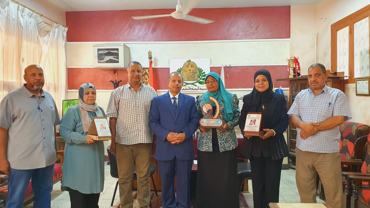 وكيل وزارة التربية والتعليم بالأقصر يكرم المتخصصات الحاصلات على مراكز متقدمة على مستوى الجمهورية وكيل وزارة التربية والتعليم بالأقصر يكرم المتخصصات الحاصلات على مراكز متقدمة على مستوى الجمهورية