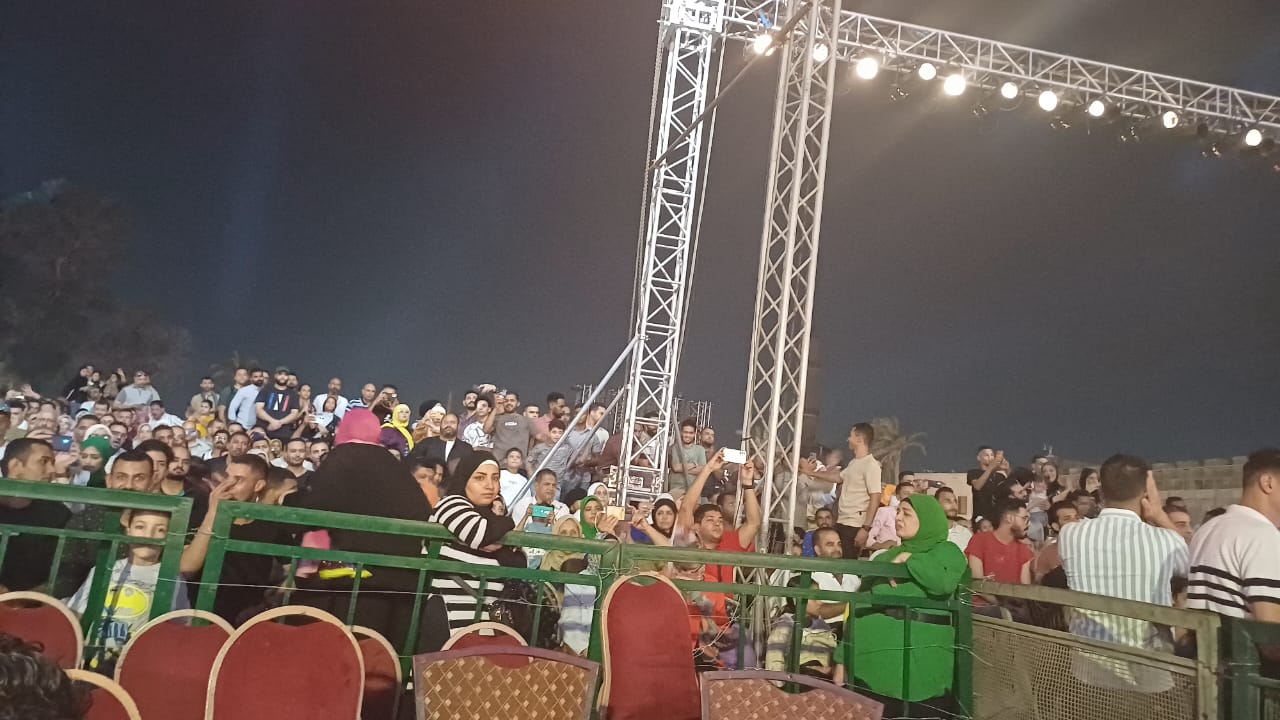 جمهور مهرجان القلعة فى انتظار ياسين التهامي