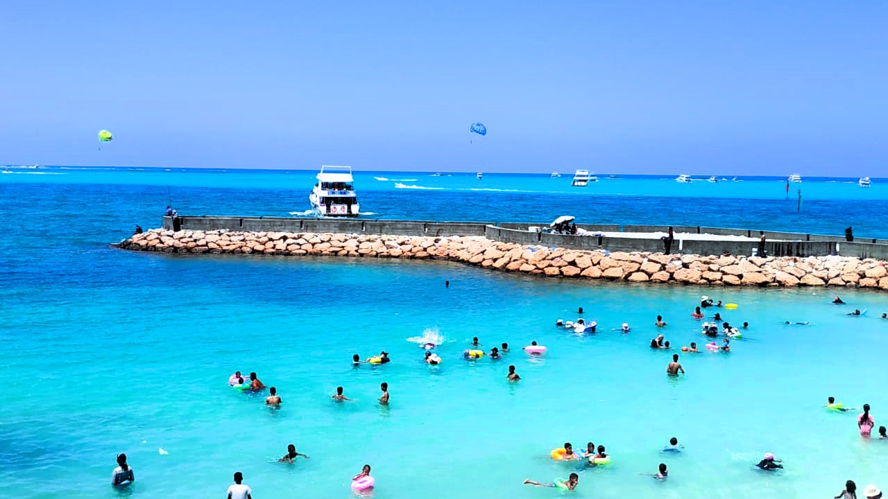 أجواء الصيف على شواطئ مرسى مطروح أجواء الصيف على شواطئ مرسى مطروح