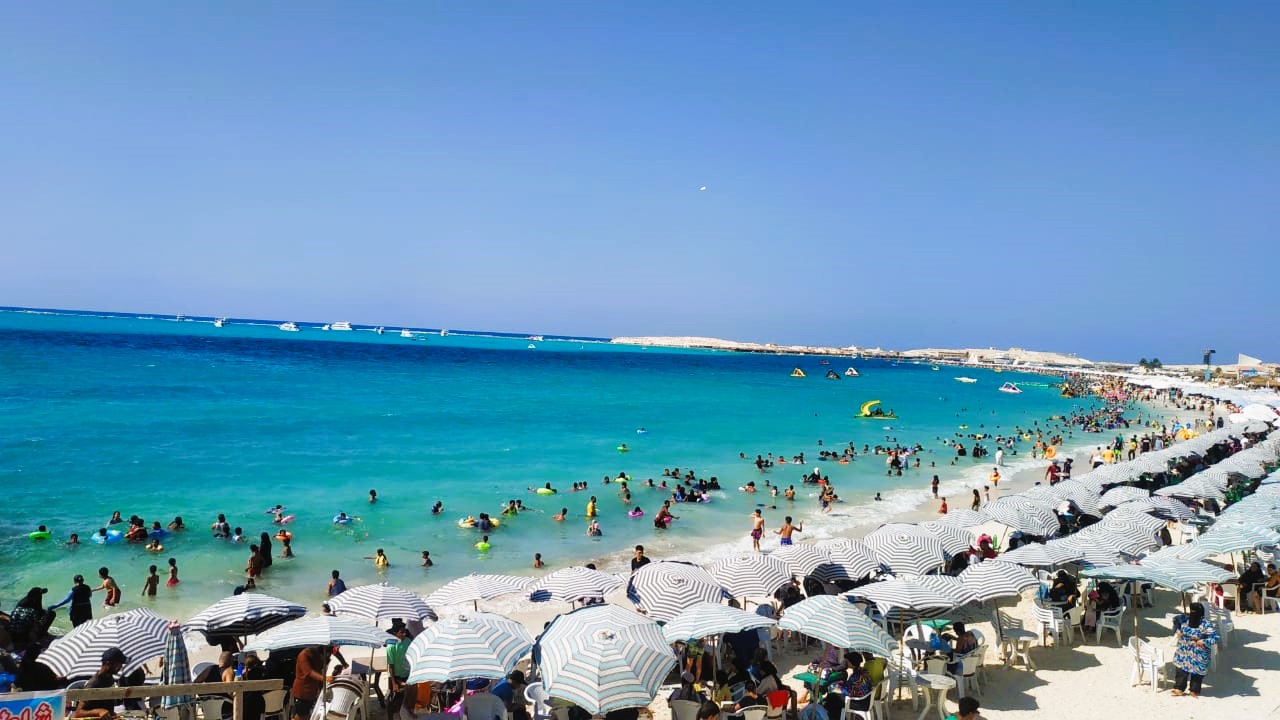 إقبال كبير على منتجع مرسى مطروح بعد الثانوية العامة إقبال كبير على منتجع مرسى مطروح بعد الثانوية العامة