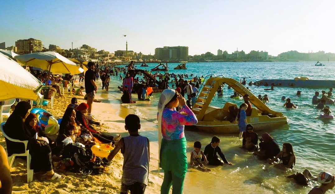 اقبال على شواطئ مطروح قبل الغروب