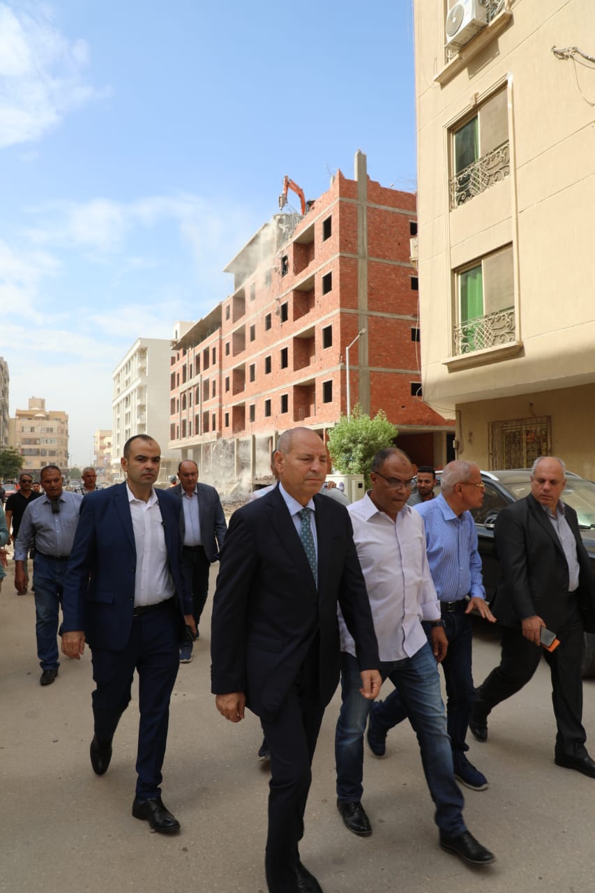المحافظ يتفقد إزالة المخالفات المحافظ يتفقد إزالة المخالفات