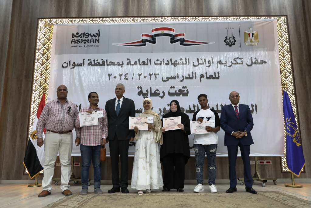 تكريم الطلبة المتفوقين