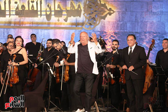 Musician Omar Khairat and the audience's greetings at the Citadel's Haki Festival