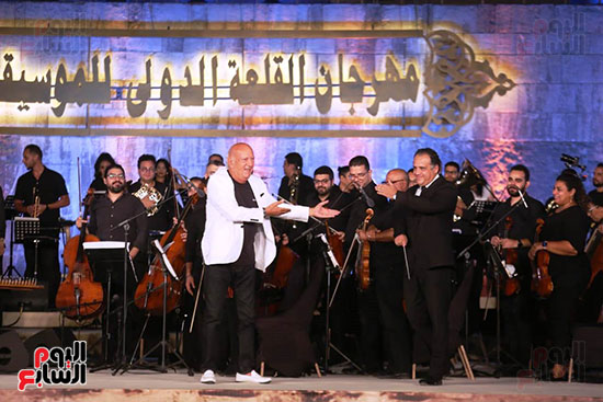 Omar Khairat in the middle of the band