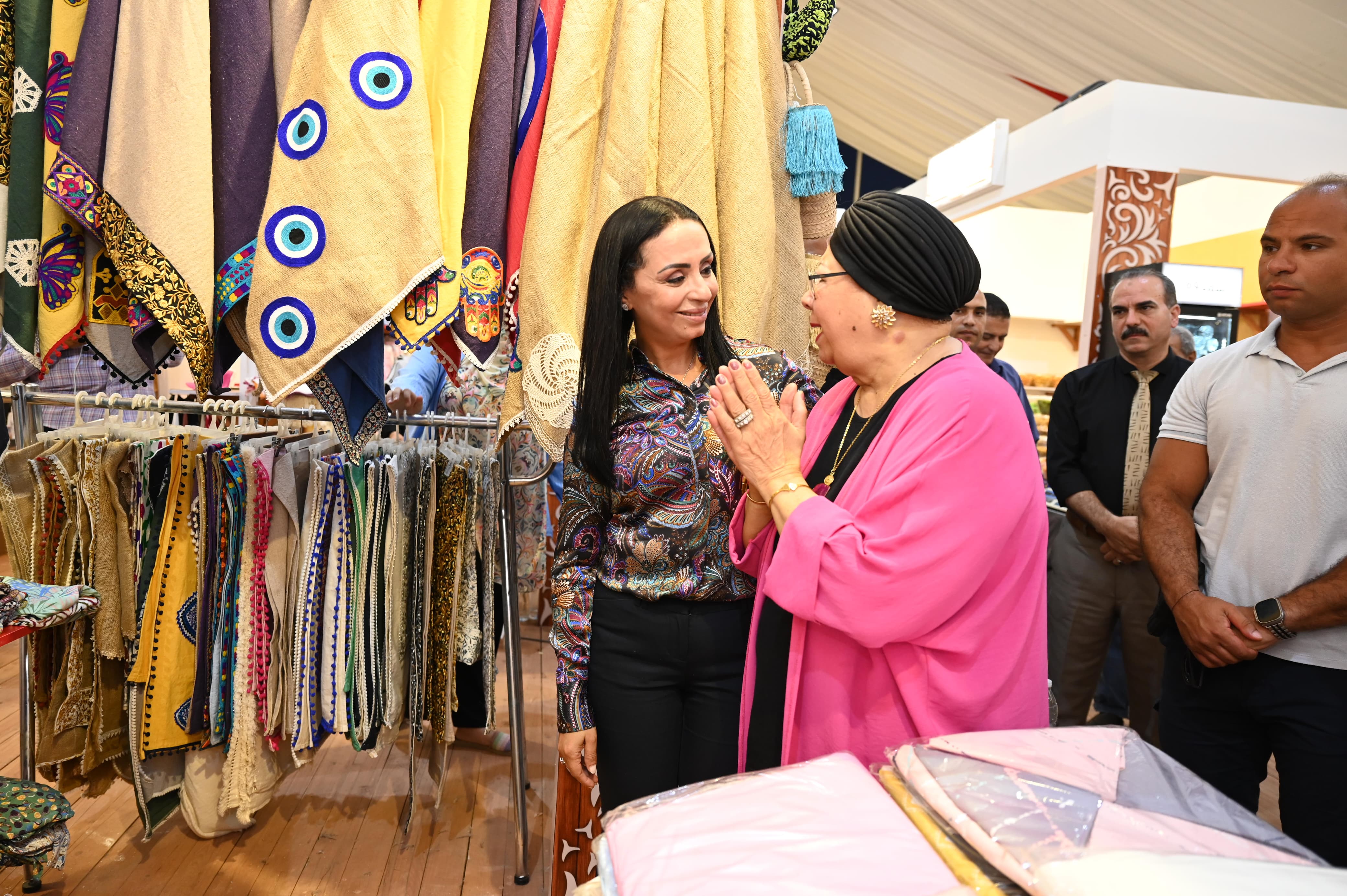 الدكتورة مايا مرسي وزيرة التضامن خلال جولتها بمعرض ديارنا للحرف اليدوية بمارينا 5 الدكتورة مايا مرسي وزيرة التضامن خلال جولتها بمعرض ديارنا للحرف اليدوية بمارينا 5