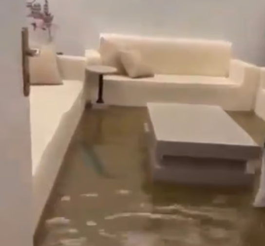الفيضانات تغمر المنازل