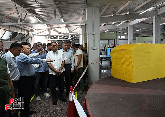 رئيس الوزراء مصطفى مدبولى يتفقد مصنع الشركة المصرية الأفريقية لصناعة الإسفنج والبلاستيك بمجمع مرغم 1 (4)