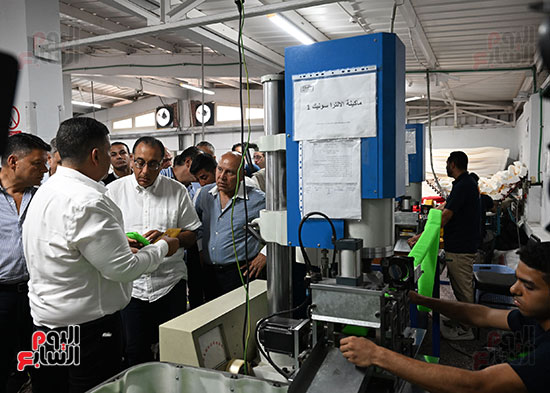 رئيس الوزراء مصطفى مدبولى يتفقد مصنع الشركة المصرية الأفريقية لصناعة الإسفنج والبلاستيك بمجمع مرغم 1 (8)