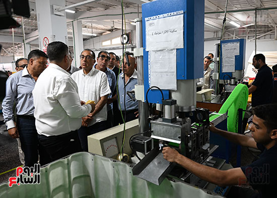 رئيس الوزراء مصطفى مدبولى يتفقد مصنع الشركة المصرية الأفريقية لصناعة الإسفنج والبلاستيك بمجمع مرغم 1 (9)