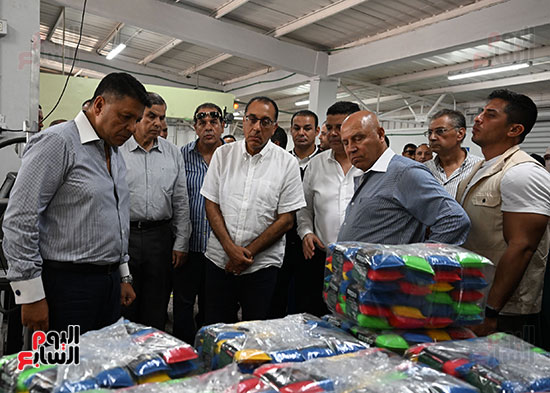 رئيس الوزراء مصطفى مدبولى يتفقد مصنع الشركة المصرية الأفريقية لصناعة الإسفنج والبلاستيك بمجمع مرغم 1 (11)