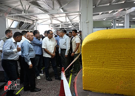 رئيس الوزراء مصطفى مدبولى يتفقد مصنع الشركة المصرية الأفريقية لصناعة الإسفنج والبلاستيك بمجمع مرغم 1 (6)