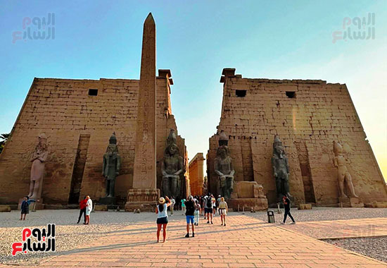 إقبال-السائحين-على-زيارة-معبد-الأقصر إقبال-السائحين-على-زيارة-معبد-الأقصر