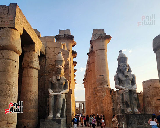 السياح-يستمتعون-بين-تماثيل-الملوك-بمعبد-الأقصر السياح-يستمتعون-بين-تماثيل-الملوك-بمعبد-الأقصر