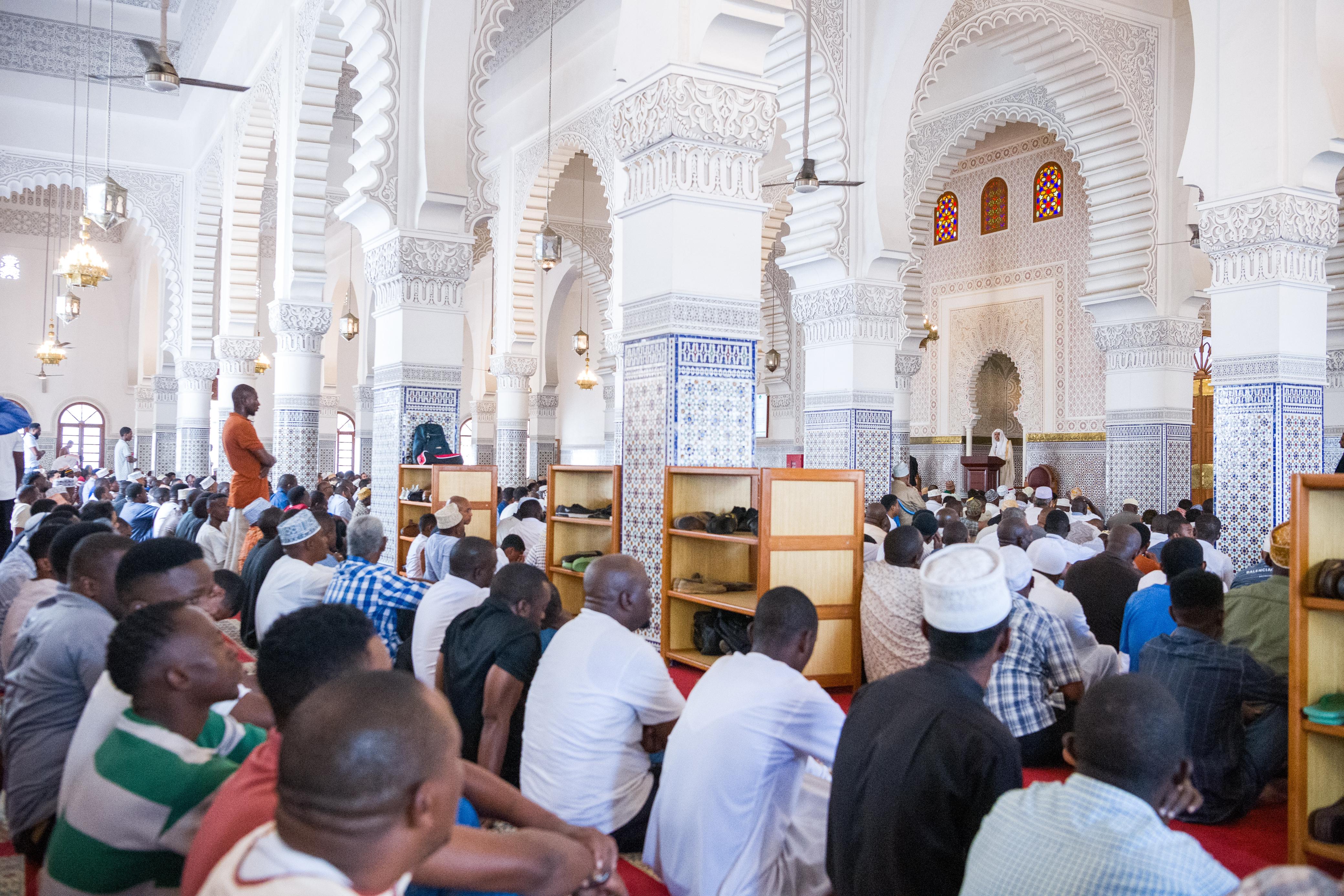 أمينُ عام رابطة العالم الإسلامي يستهلّ برنامجَ زيارته إلى تنزانيا بخطبة الجمعة (6)