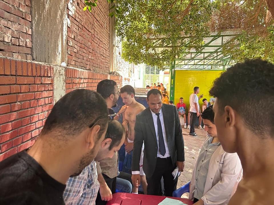 عميد كلية التربية الرياضية مع المتقدمين 