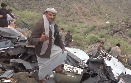 قوات الحوثي بجوار الطائرة