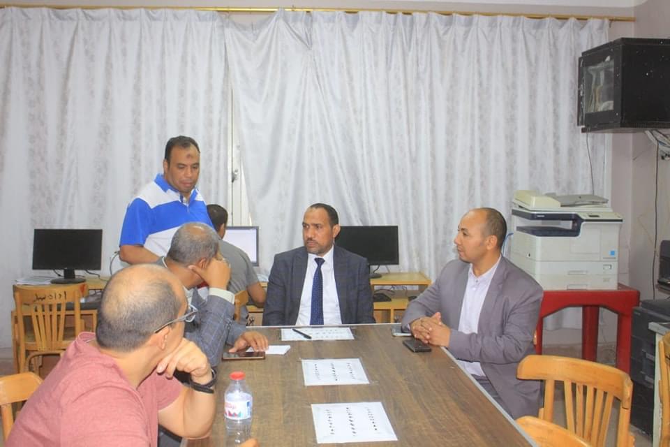 في مقر اللجنة 