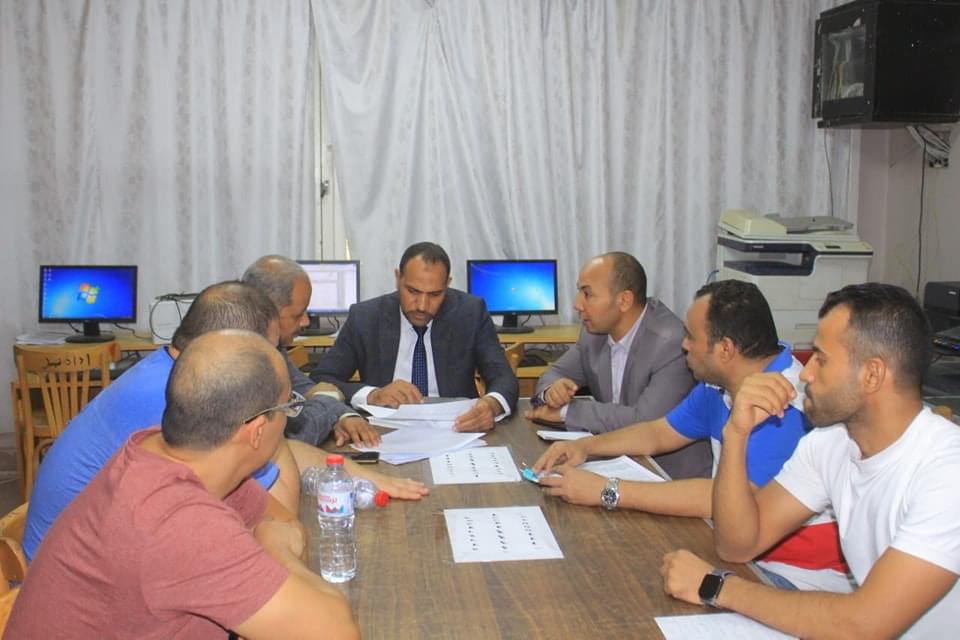 عميد التربية البدنية مع أعضاء اللجنة 