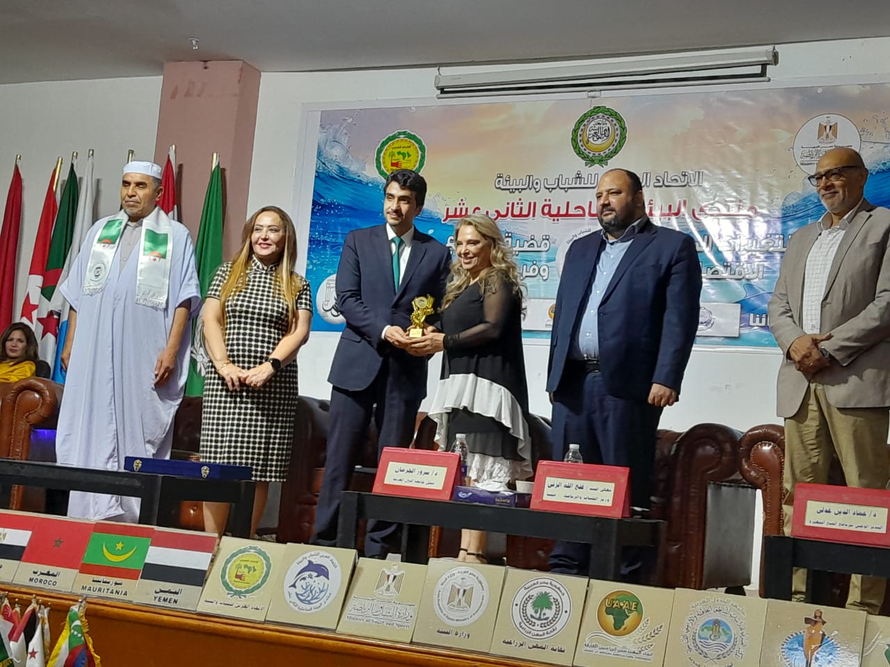 جزء من التحية لكم على رموز العمل البيئي جزء من التحية لكم على رموز العمل البيئي