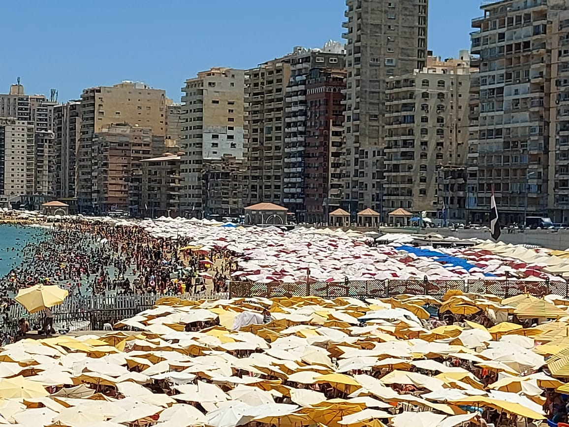 اقبال كبير على الشواطئ المميزة والعامة