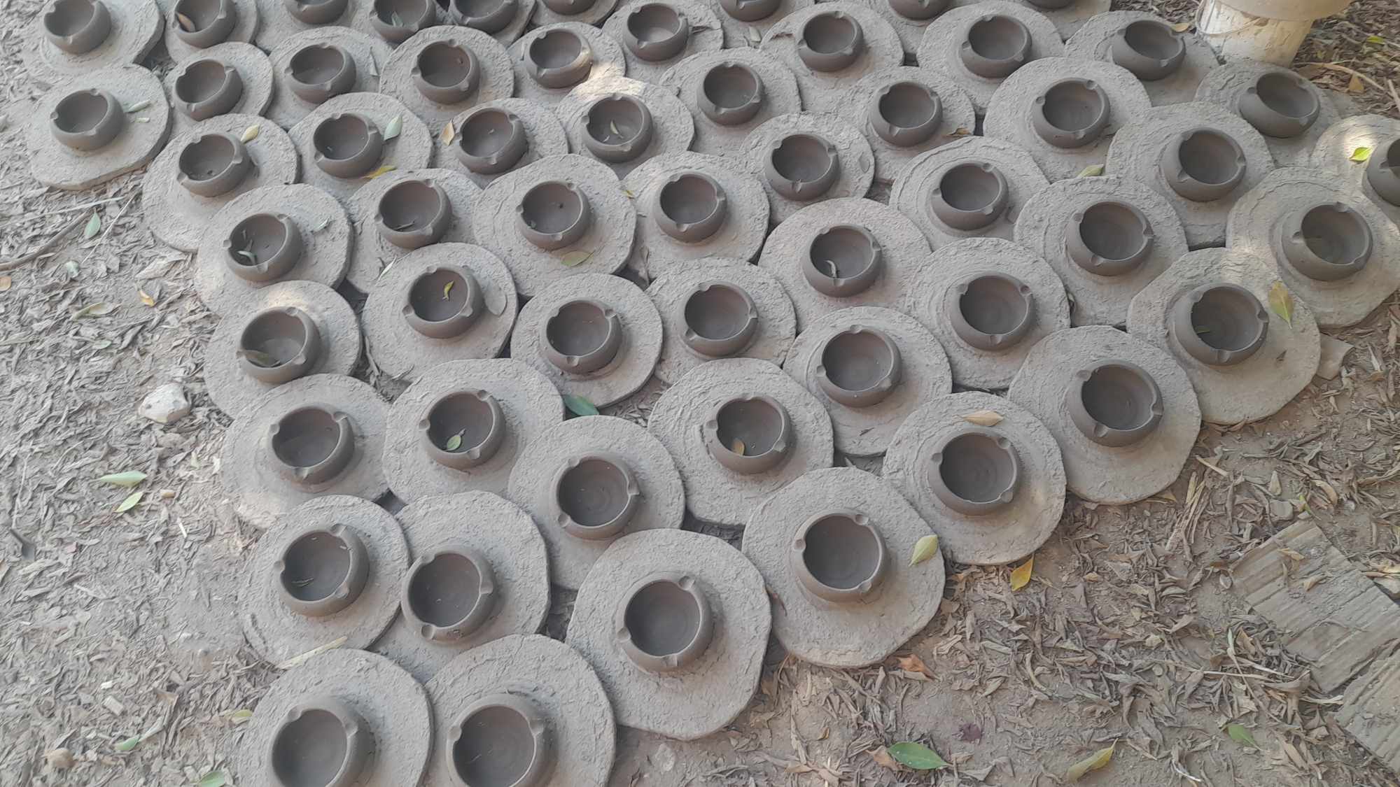 الفخار مرصوص على الأرض