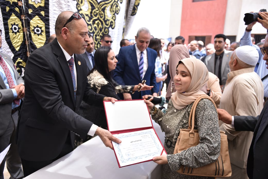 وزير العمل يسلم عقود العمل للأشخاص ذوي الإعاقة وزير العمل يسلم عقود العمل للأشخاص ذوي الإعاقة