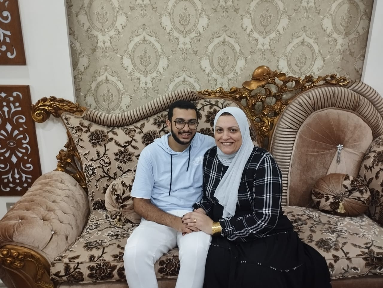 الطالب محمد أحمد أبو الفتوح ووالدته