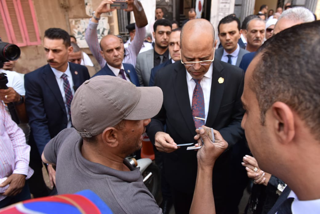 الوزير يستعرض بطاقات العمالة غير المنتظمة الوزير يستعرض بطاقات العمالة غير النظامية