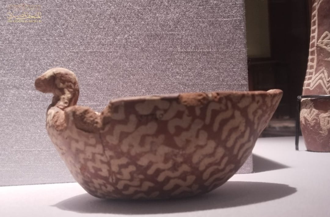 قطعة مصنوعة من الفخار قطعة مصنوعة من الفخار