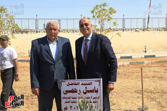 رئيس جهاز تنمية المشروعات خلال زيارته للوادي الجديد