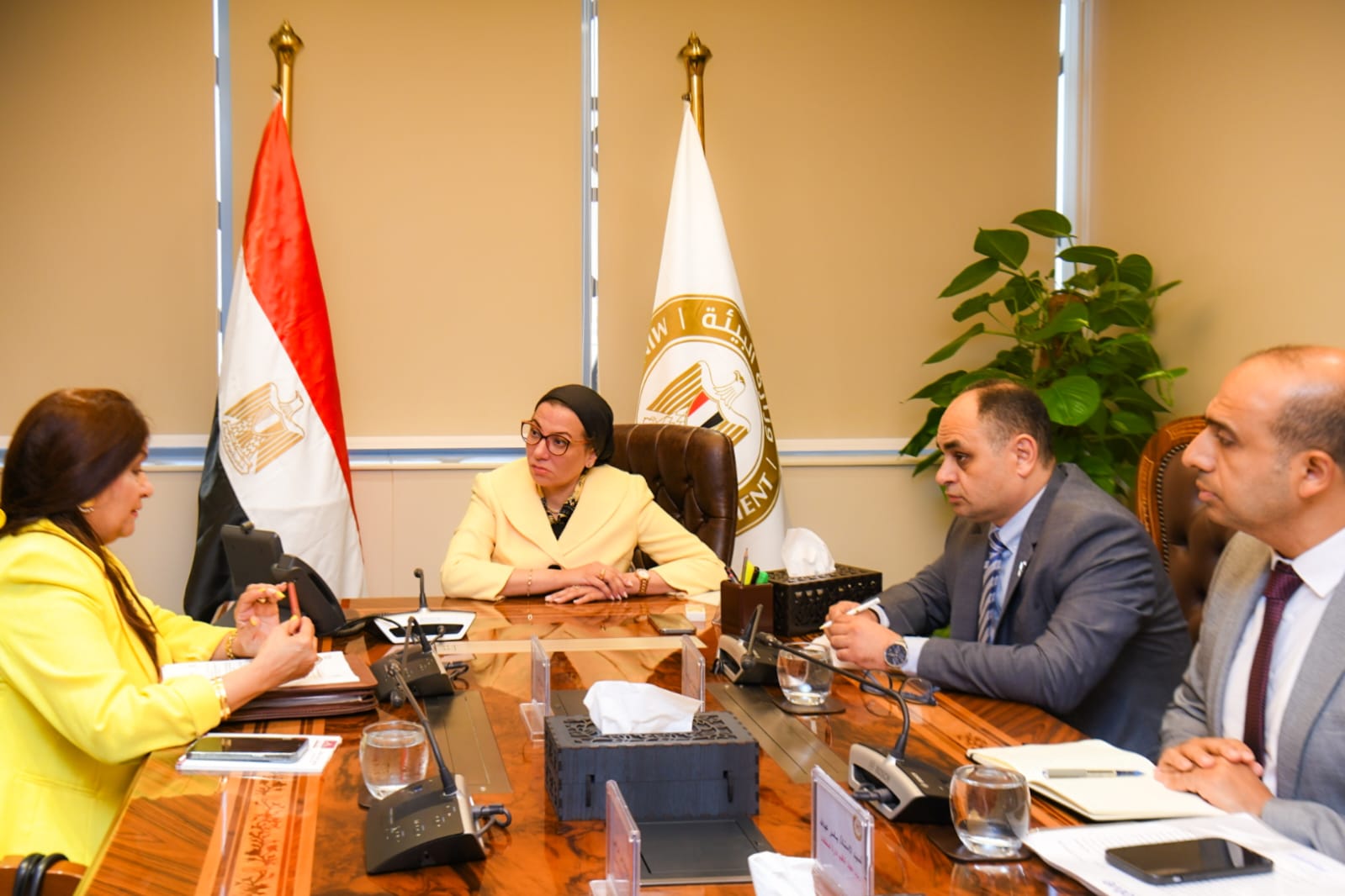 وزير البيئة خلال اللقاء