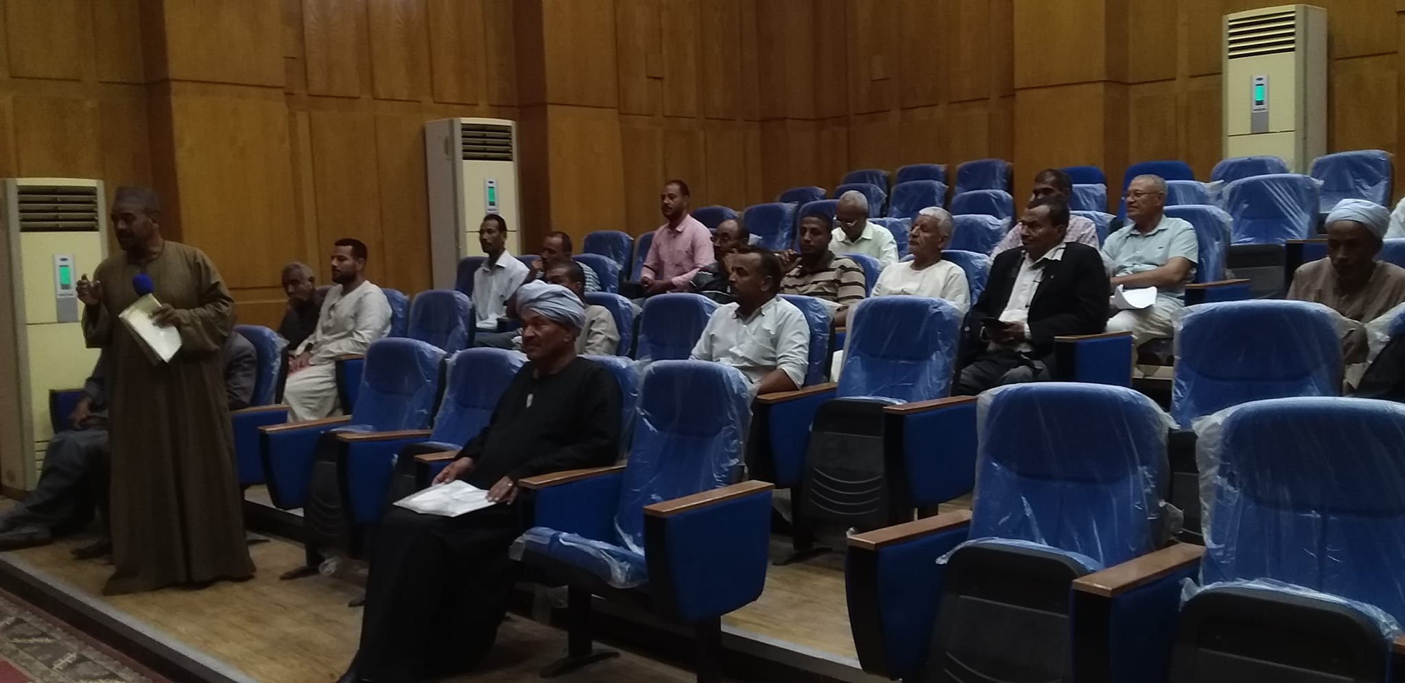 جانب من تقديم شكاوى أهالى مدينة إسنا باليوم المفتوح جانب من تقديم شكاوى أهالى مدينة إسنا باليوم المفتوح