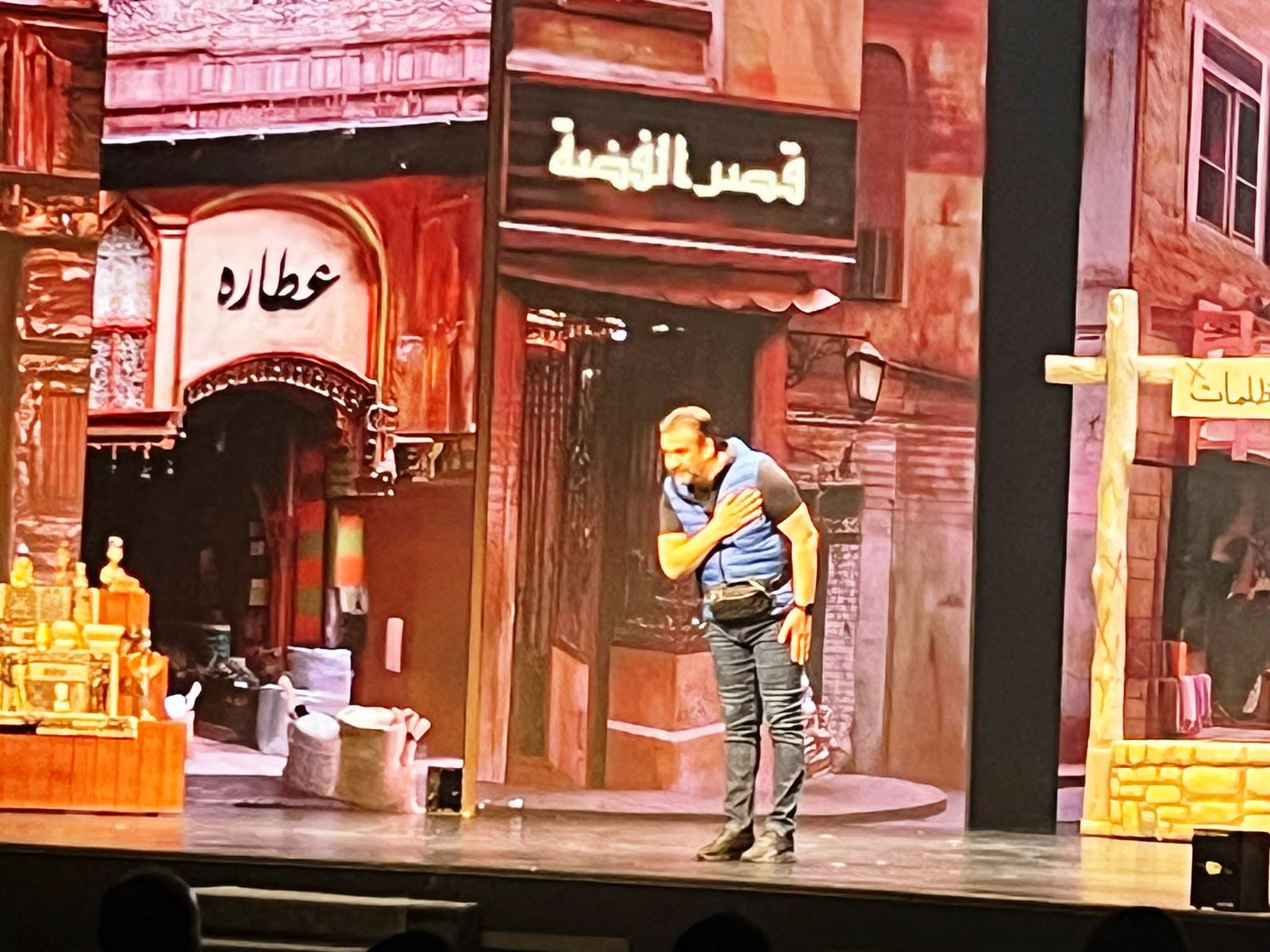 كريم عبد العزيز يحيى جمهور مهرجان العلمين الجديدة من عرض مسرحية السندباد