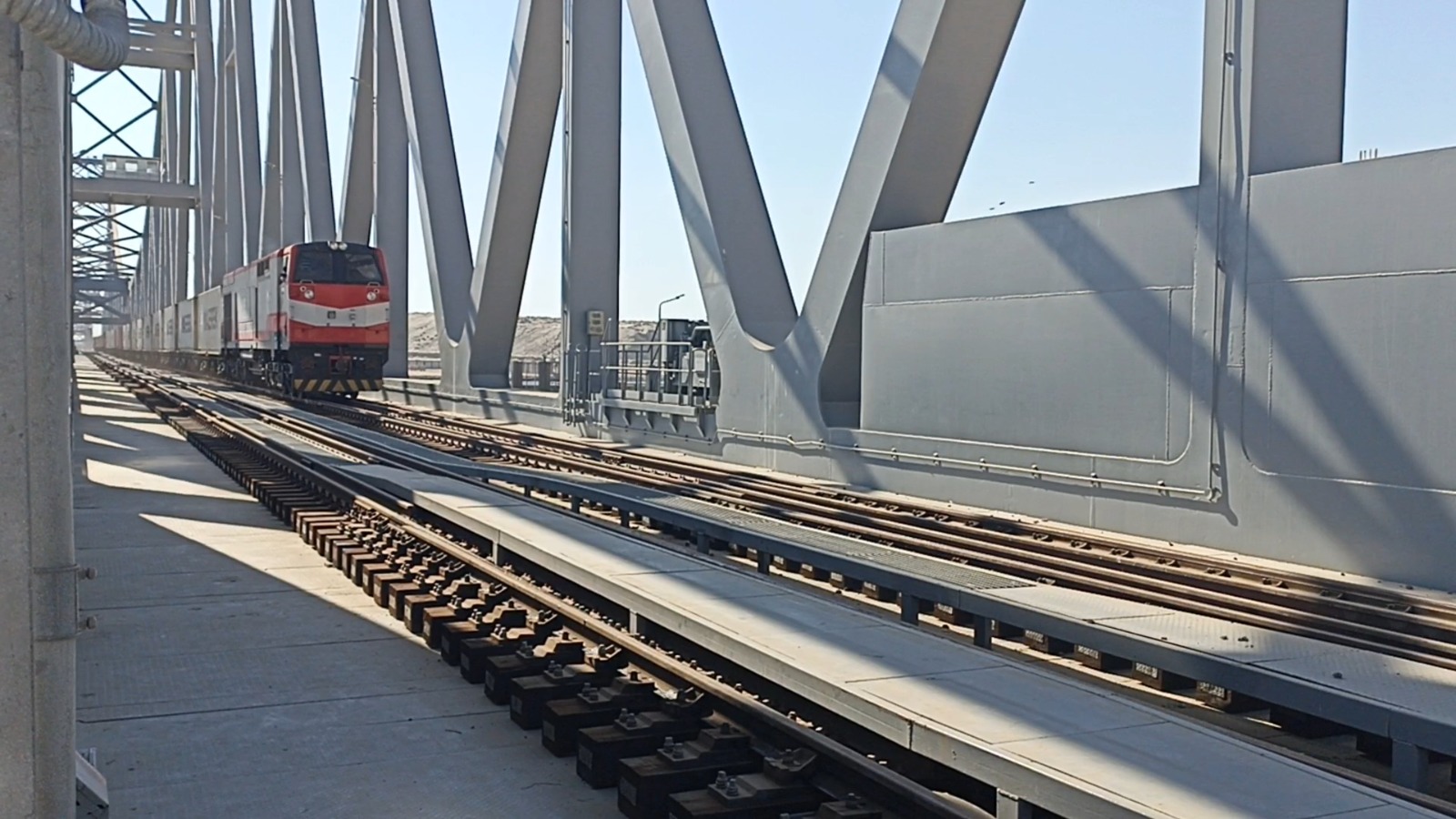 القطار على كوبرى الفردات القطار على كوبرى الفردات