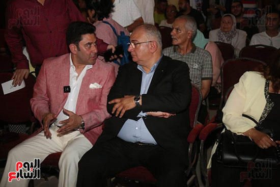 المهندس حسام صالح الرئيس التنفيذي للأعمال بالشركة المتحدة والفنان أحمد شاكر عبد اللطيف المهندس حسام صالح الرئيس التنفيذي للأعمال بالشركة المتحدة والفنان أحمد شاكر عبد اللطيف