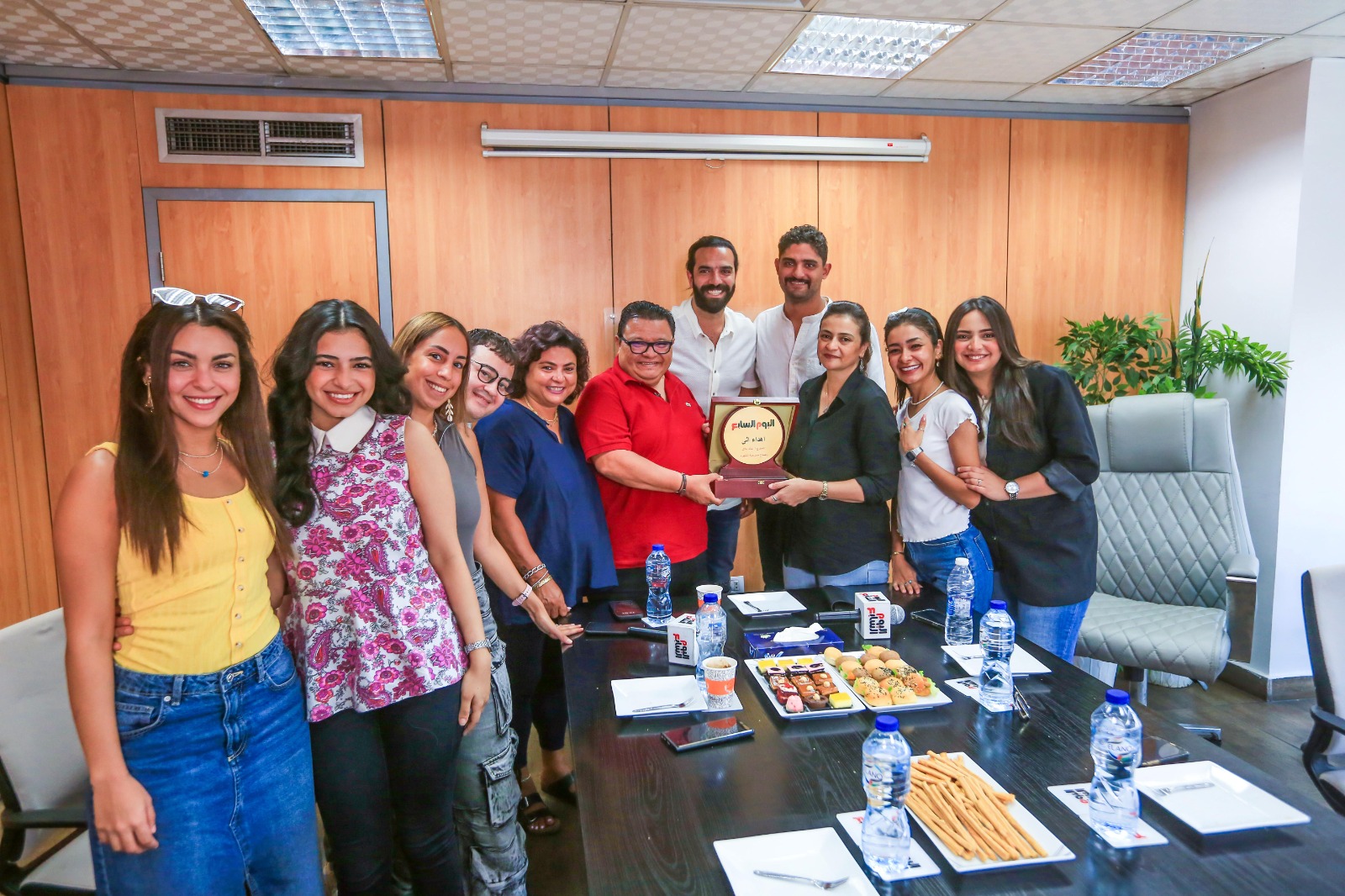 اليوم السابع يكرم المخرج خالد جلال وصناع مسرحية الشهرة بعد عرضها بمهرجان العلمين الجديدة (1)