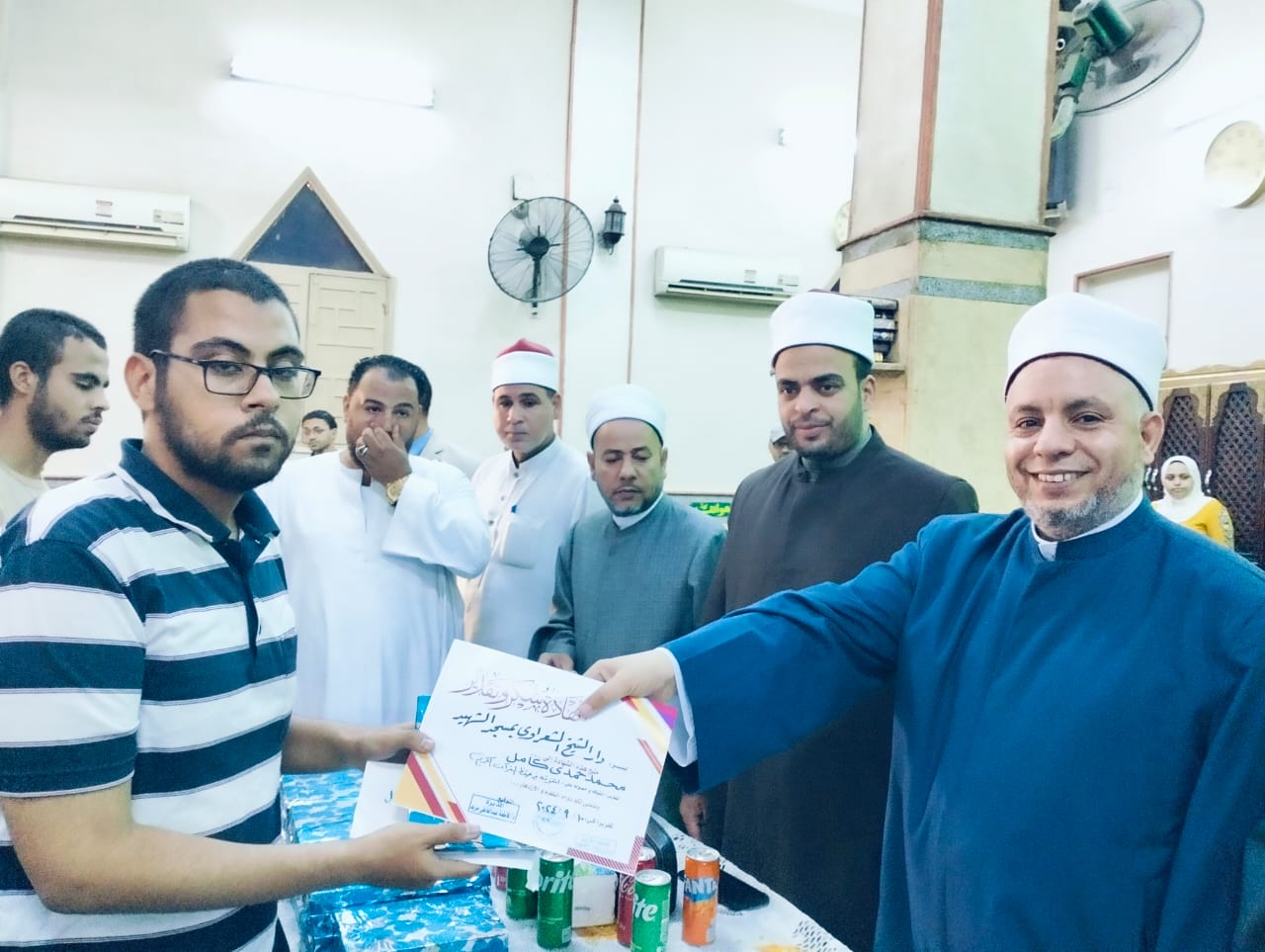 وكالة أوقاف سوهاج تكرم أحد المشاركين وكالة أوقاف سوهاج تكرم أحد المشاركين