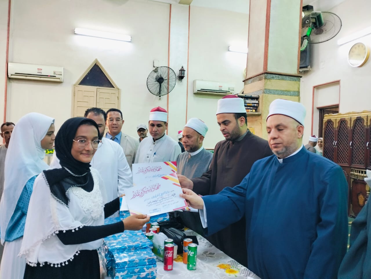 تسليم الشهادات تسليم الشهادات