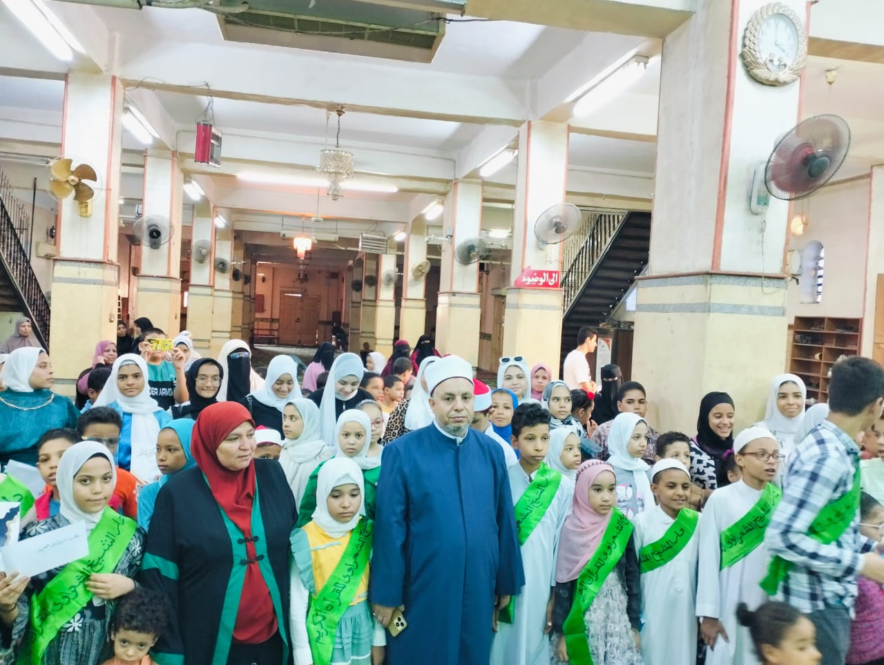 أطفال مكرمون لدى وكيل الأوقاف أطفال مكرمون لدى وكيل الأوقاف