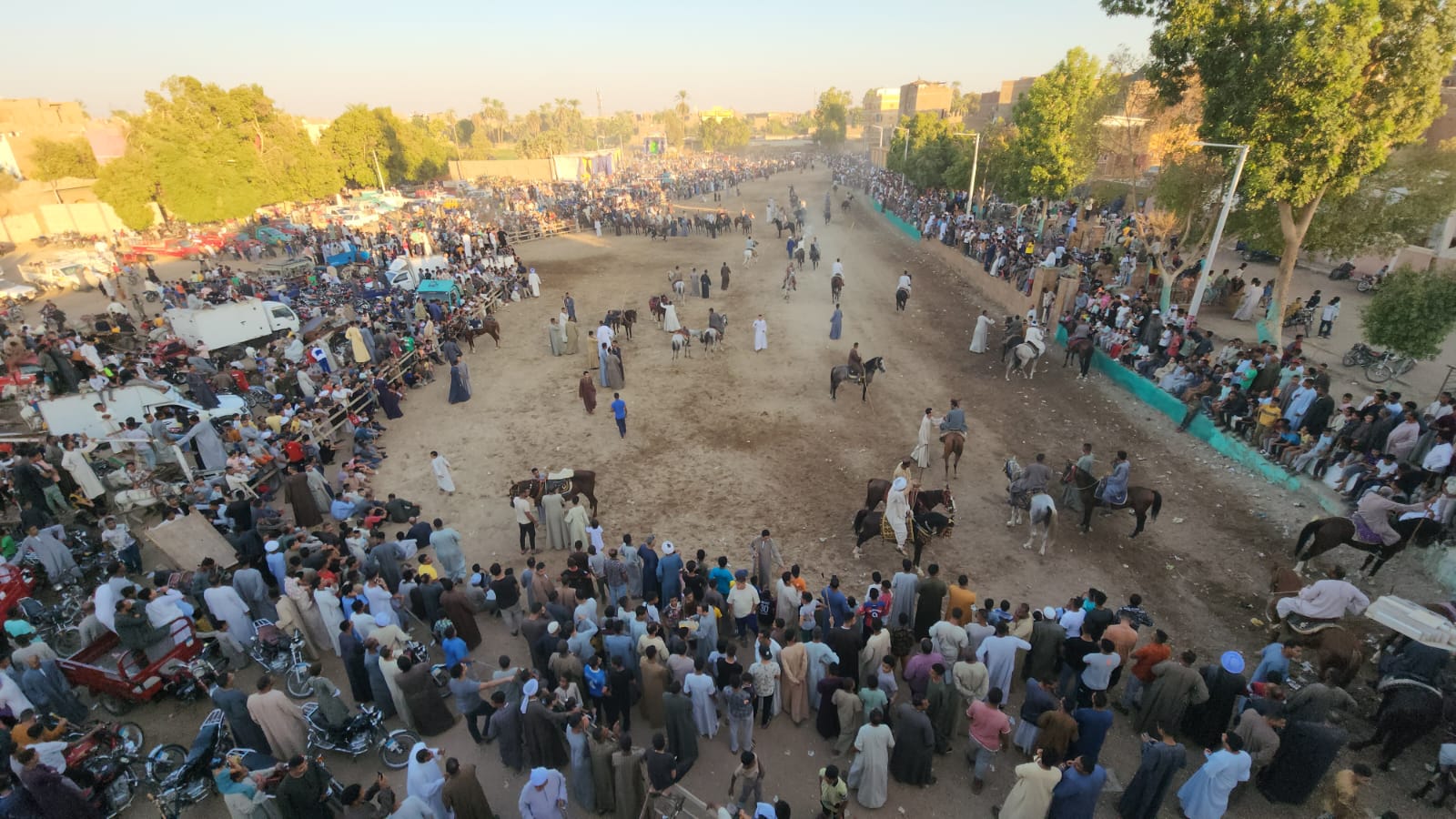 أهالى الأقصر يحتفلون بليال يالمولد النبوى الشريف بمرماح وسباقات الخيول