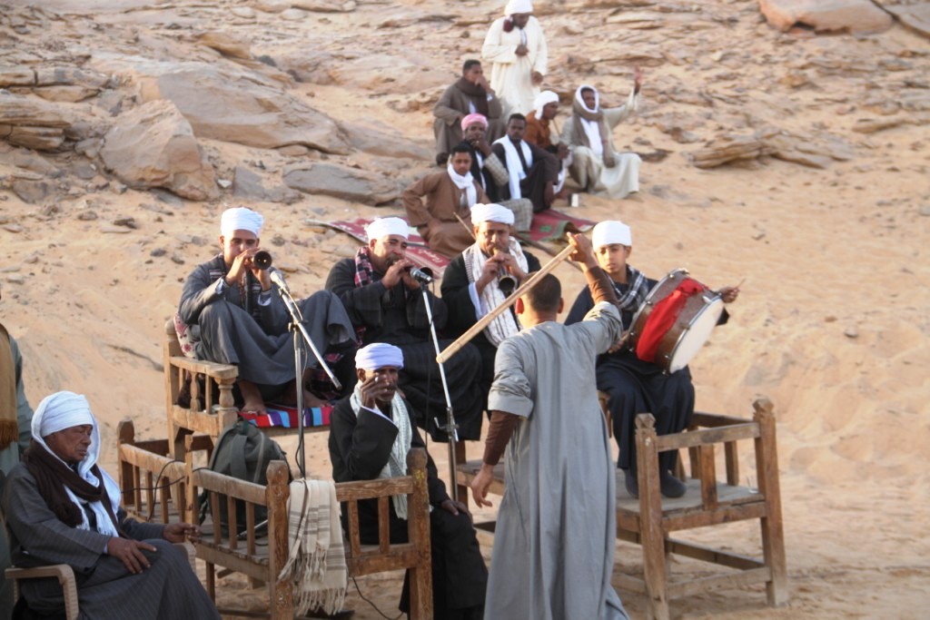 ‪أجواء احتفالية خلال التحطيب