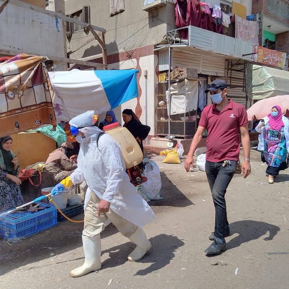 جانب من حملة الرش والتطهير بسوق الدراسات