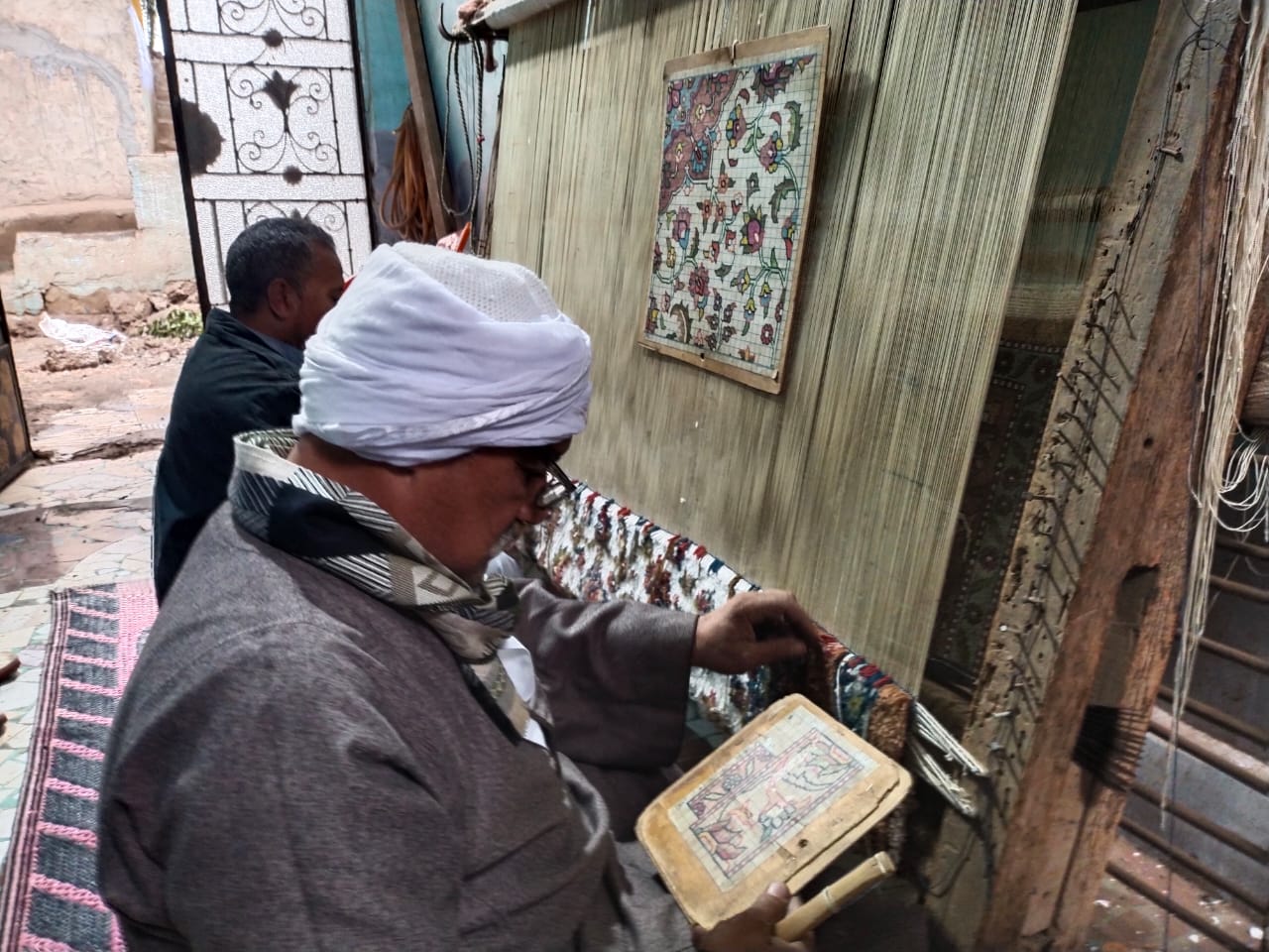 أثناء بدء العمل بالسجادة