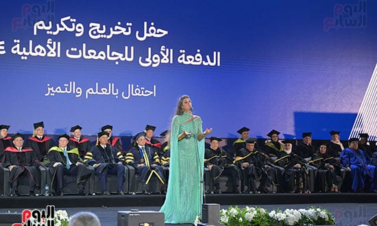 رئيس الوزراء يكرم الدفعة الاولى من الجامعات الاهلية  (1)