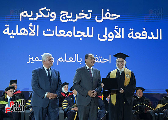 رئيس الوزراء يكرم الدفعة الاولى من الجامعات الاهلية  (3)