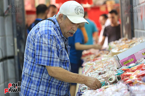 اقبال مستمر على شراء حلاوه المولد (2)