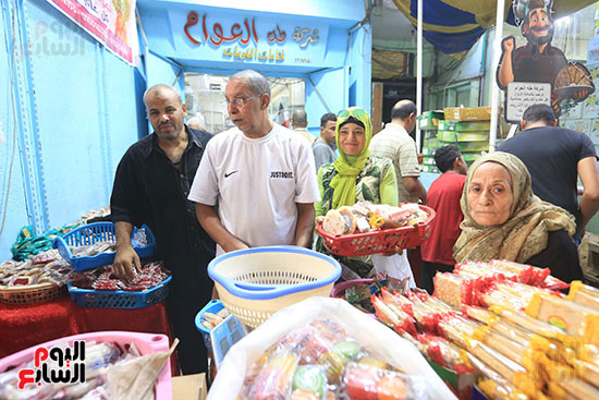 اقبال الجمهور على حلاوه المولد (2)