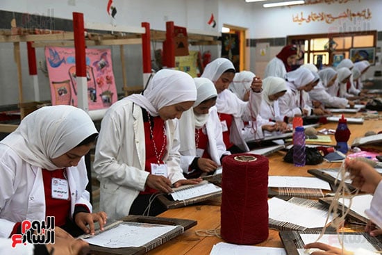 جزء من صناعة الملابس في المدرسة